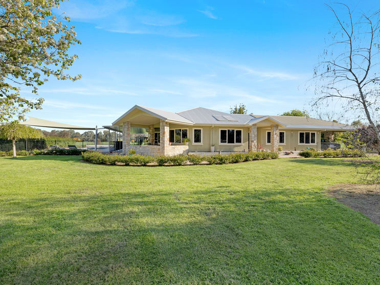 Click to view all images 120 Nankervis Lane Oxley VIC 3678 - Image 2