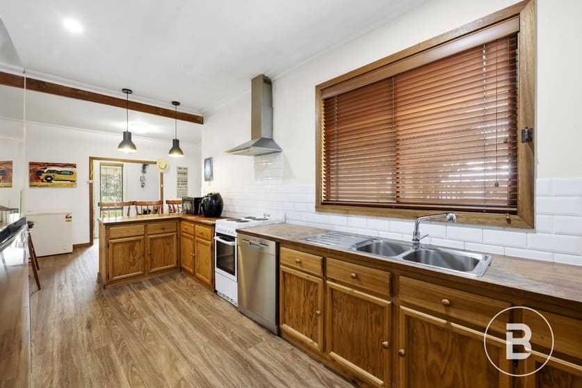 Click to view all images 21 Falkner Street Linton VIC 3360 - Image 3