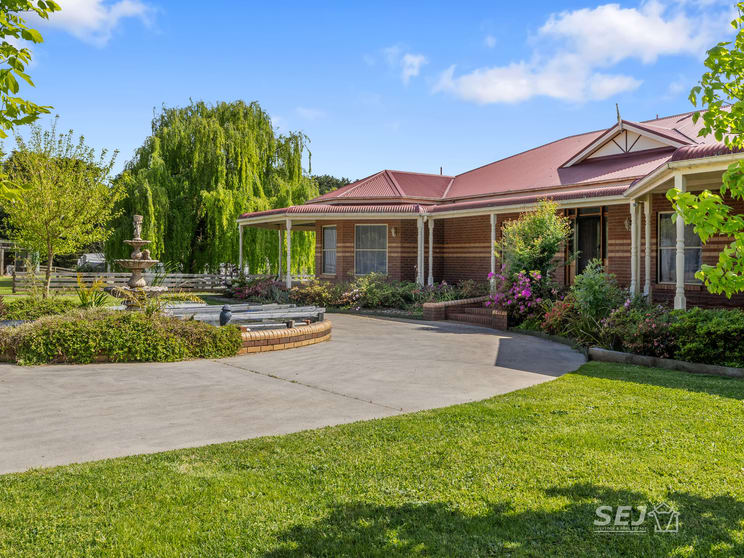 Click to view all images 20 Leongatha North Road Leongatha North VIC 3953 - Image 1