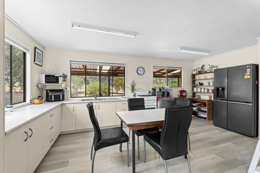 Click to view all images 1325 Connolly Dam Road Silverwood QLD 4370 - Image 2