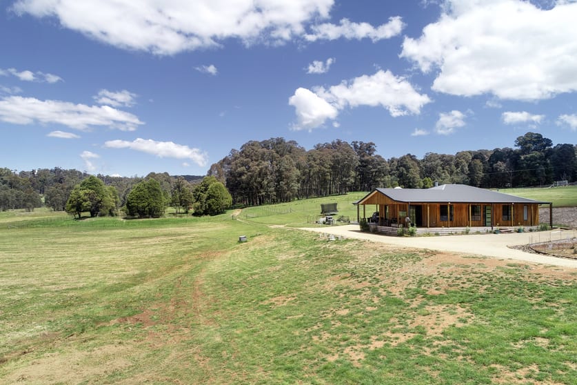 Click to view all images 25 Altmans Road Tolmie VIC 3723 - Image 2