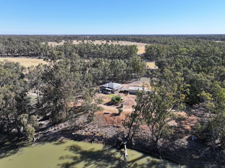 Click to view all images 119 Stevens Weir Road Deniliquin NSW 2710 - Image 2