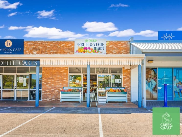 Click to view all images 2/5 Dolphin Avenue Tin Can Bay QLD 4580 - Image 1