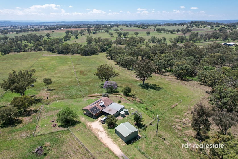 Click to view all images 40 Mackie Lane Inverell NSW 2360 - Image 2