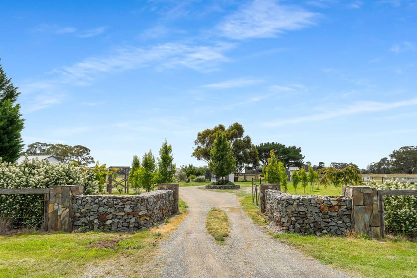 Click to view all images 44 Convent Lane Forest Reefs NSW 2798 - Image 2