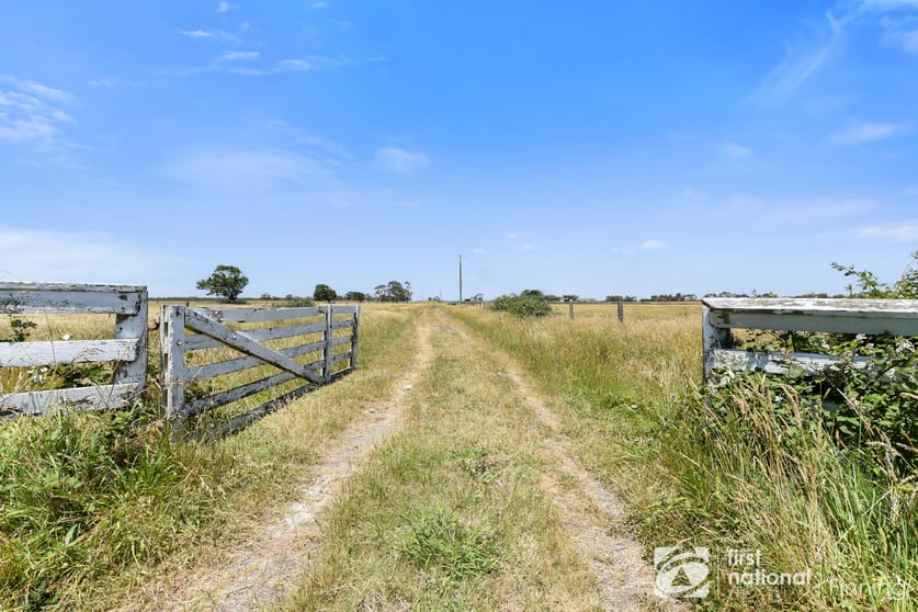 Click to view all images 105 Craigs Lane Pearcedale VIC 3912 - Image 2
