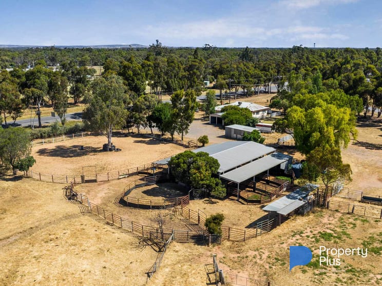 Click to view all images 135 Calder Highway Charlton VIC 3525 - Image 2