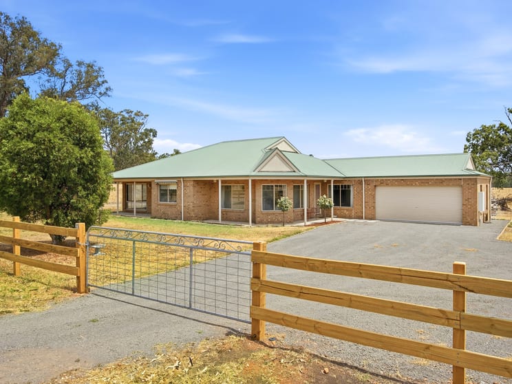 Click to view all images 25 Stones Road Alexandra VIC 3714 - Image 2
