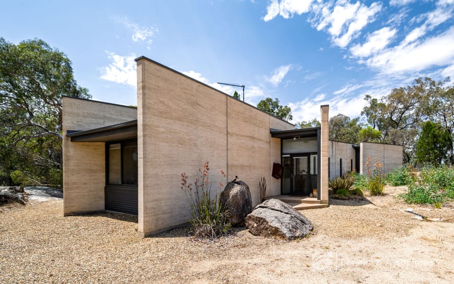 Click to view all images 227 Alma Road Beechworth VIC 3747 - Image 1