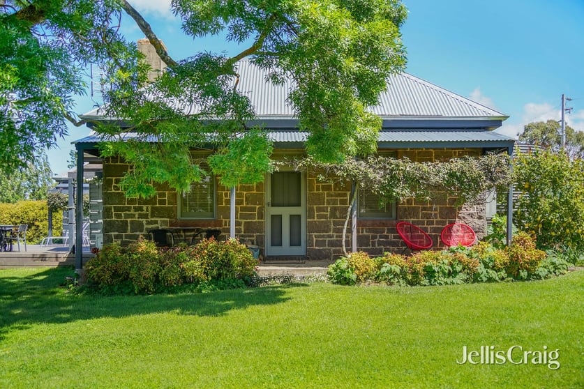 Click to view all images 'Nioka' 30 Minogues Road Kyneton VIC 3444 - Image 1