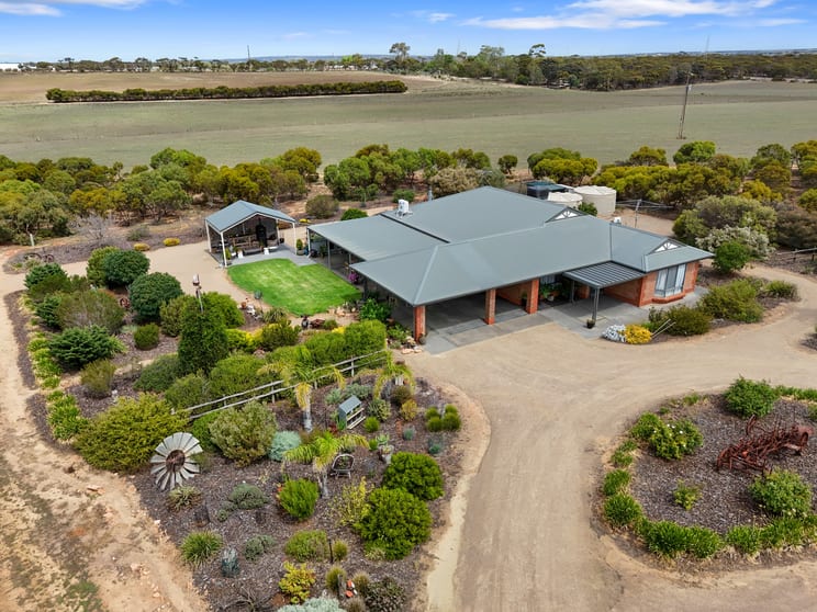 Click to view all images 42 Dean Jaensch Road Murray Bridge SA 5253 - Image 2