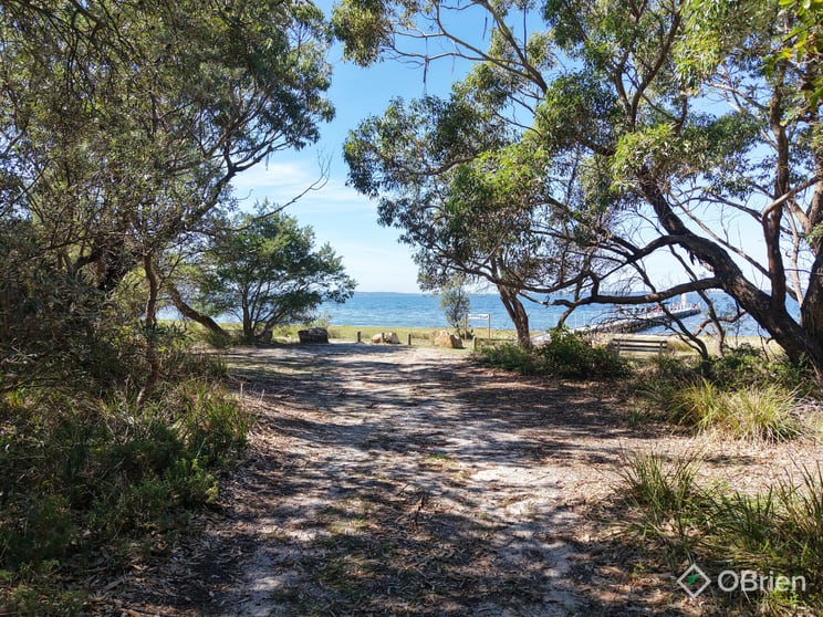Click to view all images 375 Gravelly Point Road Raymond Island VIC 3880 - Image 3