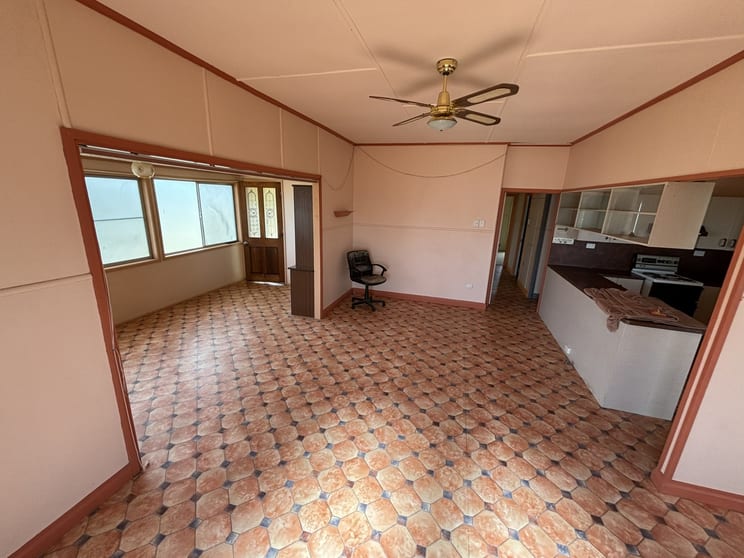 Click to view all images 15 Upper Bowen Street Roma QLD 4455 - Image 3