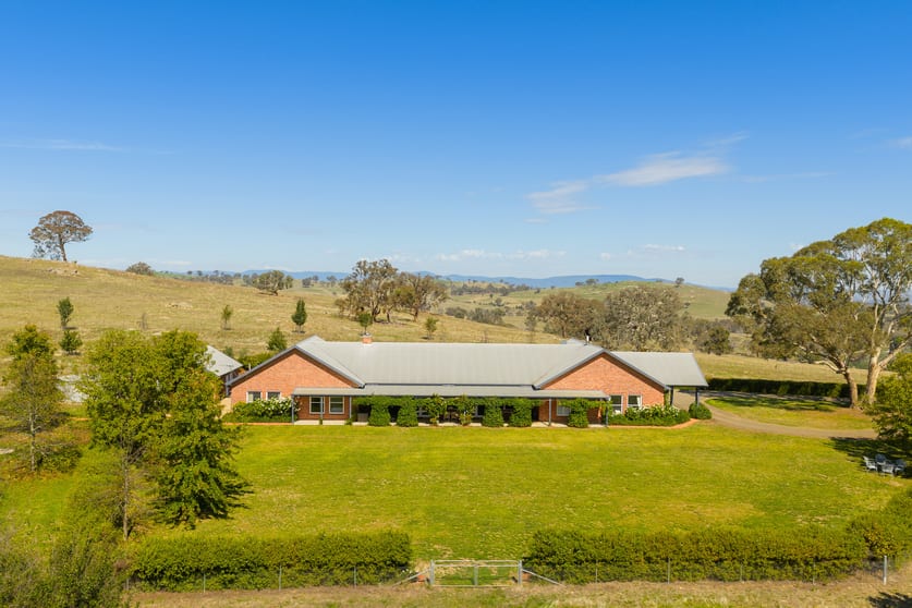 Click to view all images Brickeys Hill 127 Hearnes Road Yass NSW 2582 - Image 1