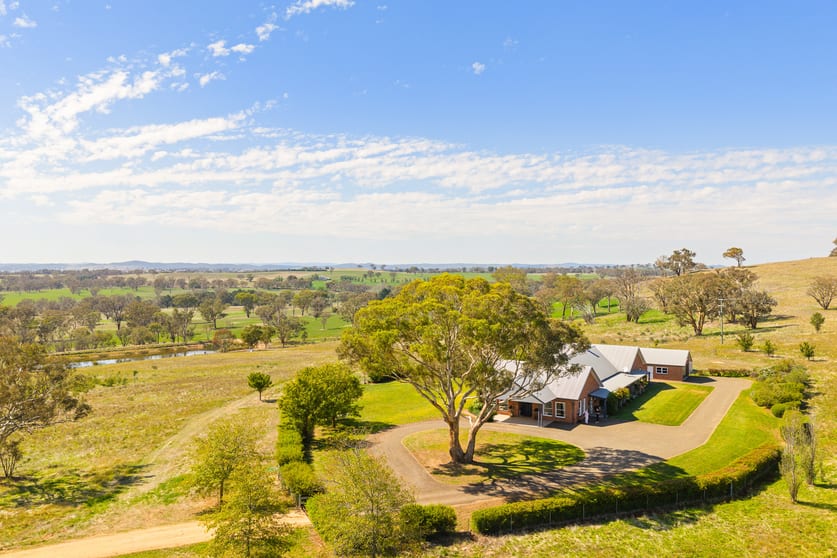Click to view all images Brickeys Hill 127 Hearnes Road Yass NSW 2582 - Image 2