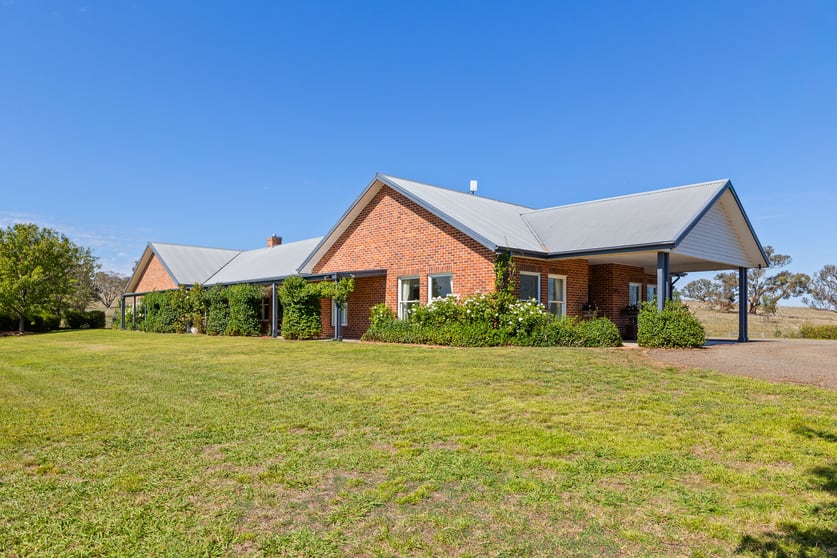 Click to view all images Brickeys Hill 127 Hearnes Road Yass NSW 2582 - Image 3