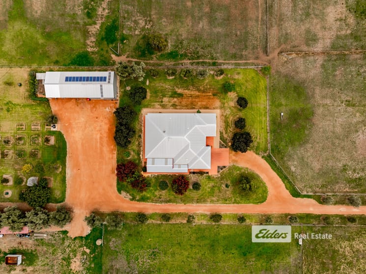 Click to view all images 78 Yamballup Avenue Harvey WA 6220 - Image 2