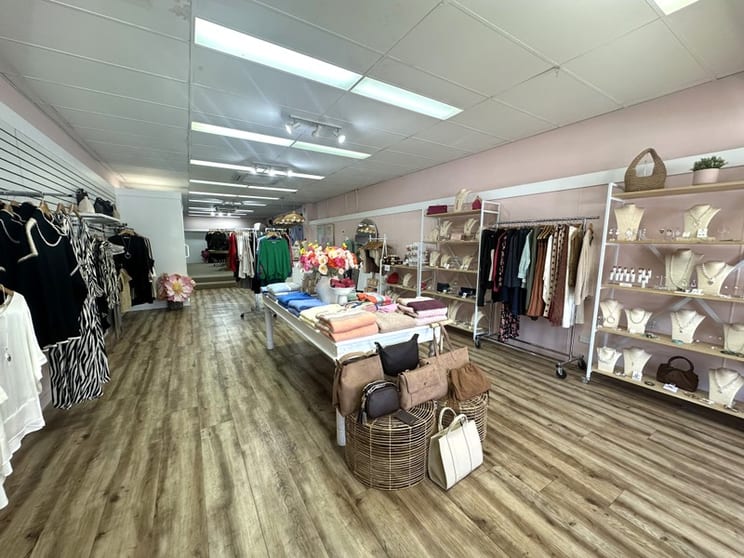 Click to view all images 124 Boorowa Street Young NSW 2594 - Image 2