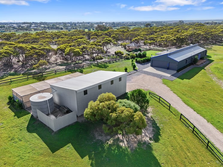 Click to view all images 7 Bluebush Court Murray Bridge SA 5253 - Image 2
