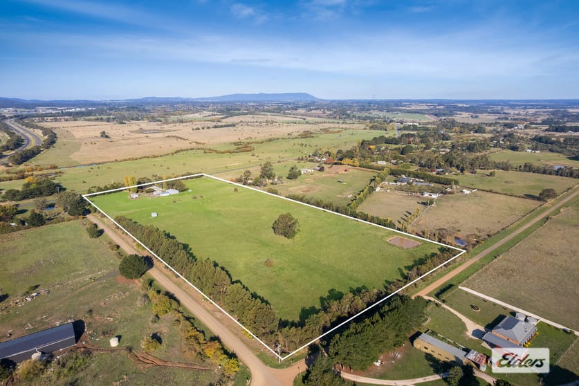 Click to view all images 359 Burton Avenue Kyneton VIC 3444 - Image 3