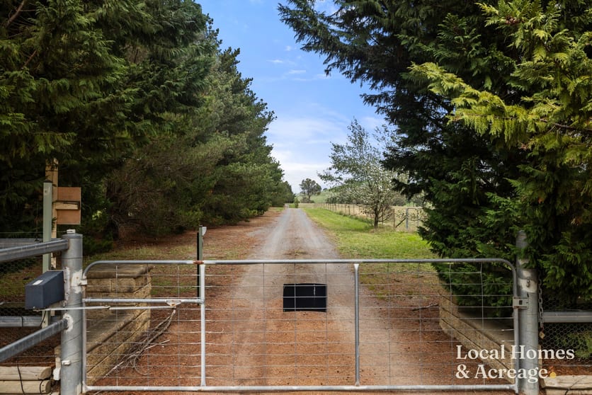 Click to view all images 1519 Dog Trap Road Murrumbateman NSW 2582 - Image 2