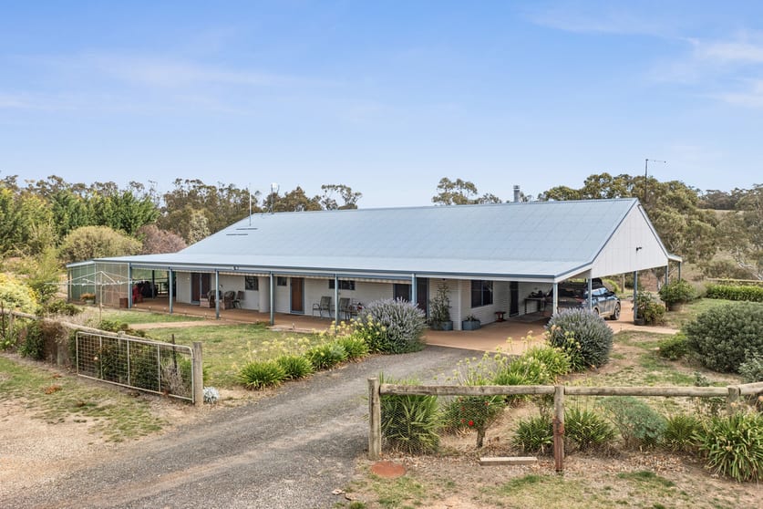 Click to view all images 1335 Dairy Flat Road Tooborac VIC 3522 - Image 3