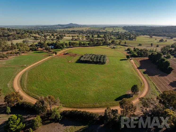 Click to view all images 11 Cummins Drive San Isidore NSW 2650 - Image 2