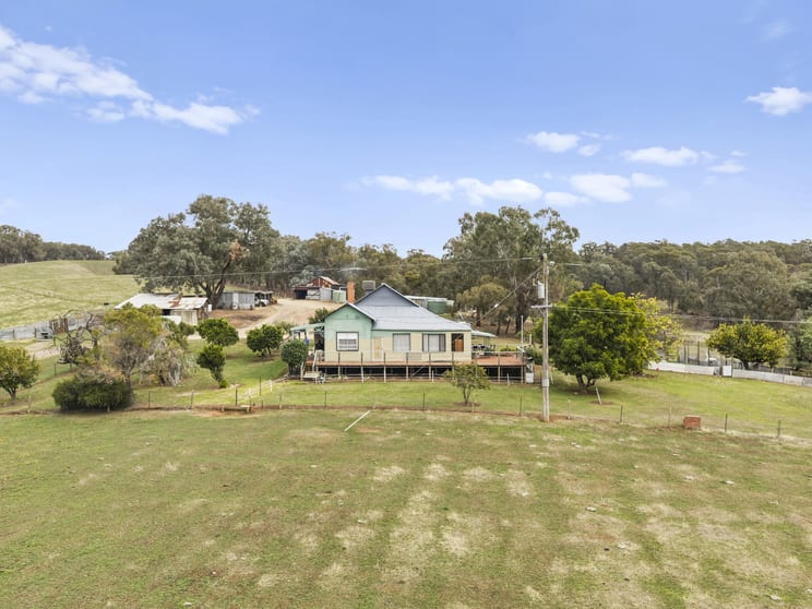 Click to view all images 180 Green Road Lurg VIC 3673 - Image 2