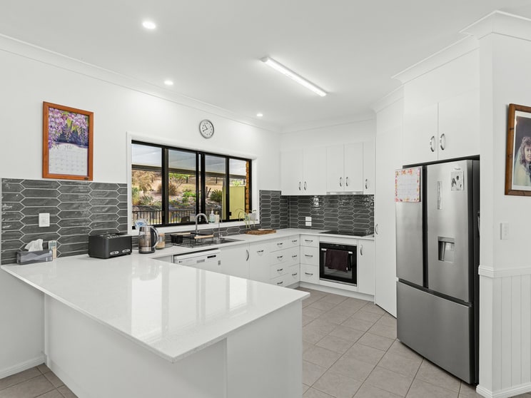 Click to view all images 76 Gilchrist Road Rosehill QLD 4370 - Image 2