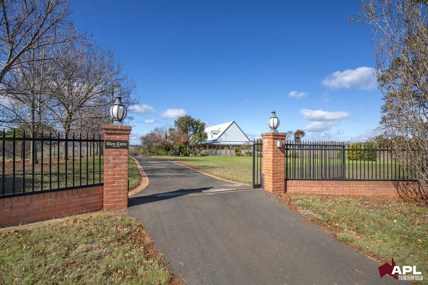 Click to view all images 8654A House New England Highway Tenterfield NSW 2372 - Image 2