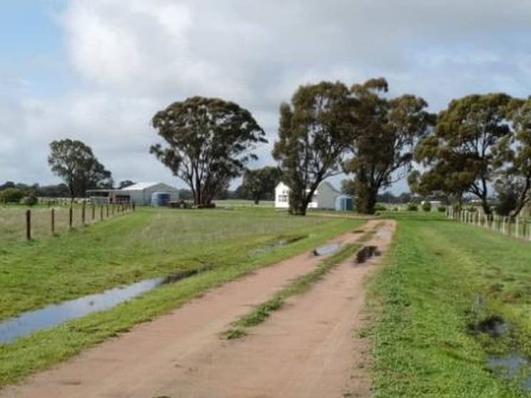 Click to view all images 668 Walsh's Road Horsham VIC 3400 - Image 2