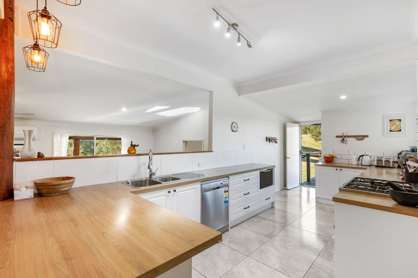 Click to view all images 1028 Tin Can Bay Road Canina QLD 4570 - Image 3