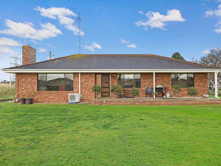 Click to view all images 105 Derril Road Portland VIC 3305 - Image 2