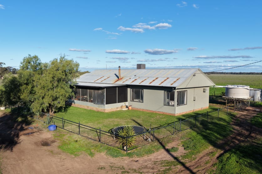 Click to view all images 462 Ison Road Wee Waa NSW 2388 - Image 2