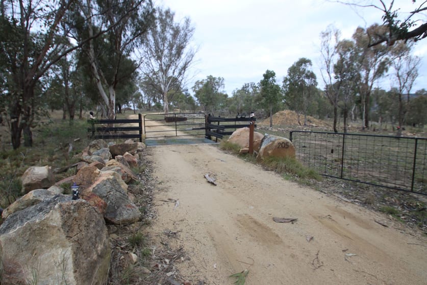 Click to view all images 205 Roos Road Tenterfield NSW 2372 - Image 2