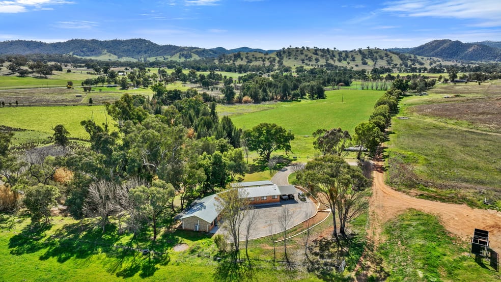 "The Oaks" 4 Magnesite Rd Tamworth NSW 2340 - Image 1