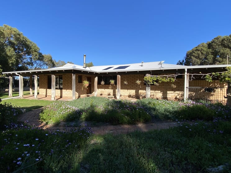Click to view all images 33 McConkey Road Greenough WA 6532 - Image 2