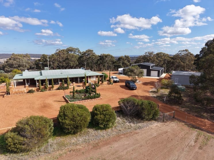Click to view all images 148 Jilyading Drive Hoddys Well WA 6566 - Image 3