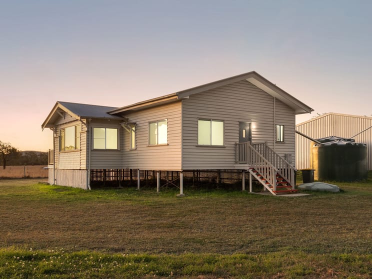 Click to view all images 290 Reillys Road Rosewood QLD 4340 - Image 1