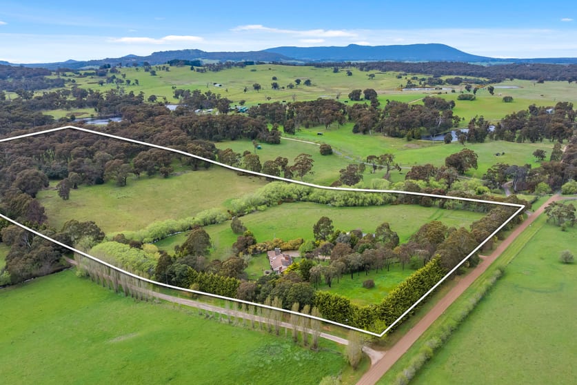 Click to view all images 71 Balls Lane Kyneton VIC 3444 - Image 2