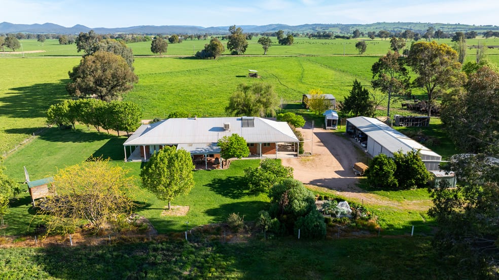Click to view all images 162 Hoults Lane Moyhu VIC 3732 - Image 2