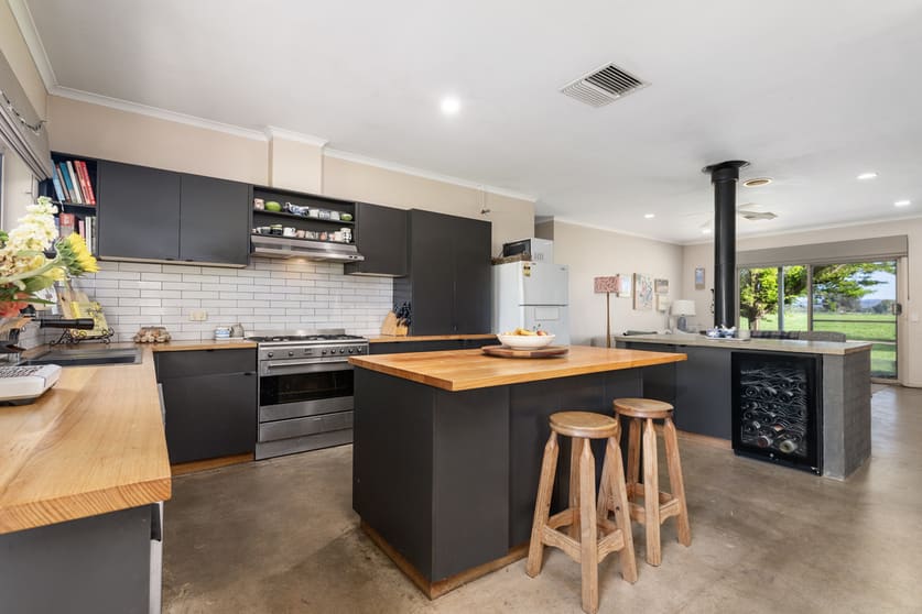 Click to view all images 162 Hoults Lane Moyhu VIC 3732 - Image 3
