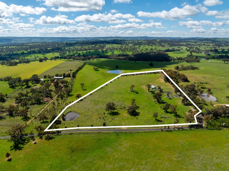 Click to view all images 134 Lemmons Road Borenore via Orange NSW 2800 - Image 2