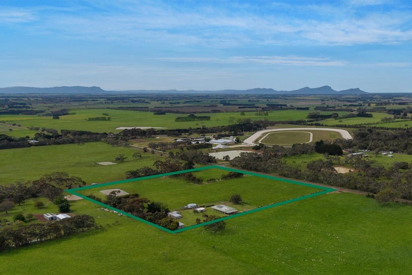 Click to view all images 22 Thompsons Road Hamilton VIC 3300 - Image 1