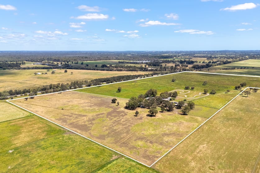 Click to view all images 1087 Mundijong Road Oldbury WA 6121 - Image 2