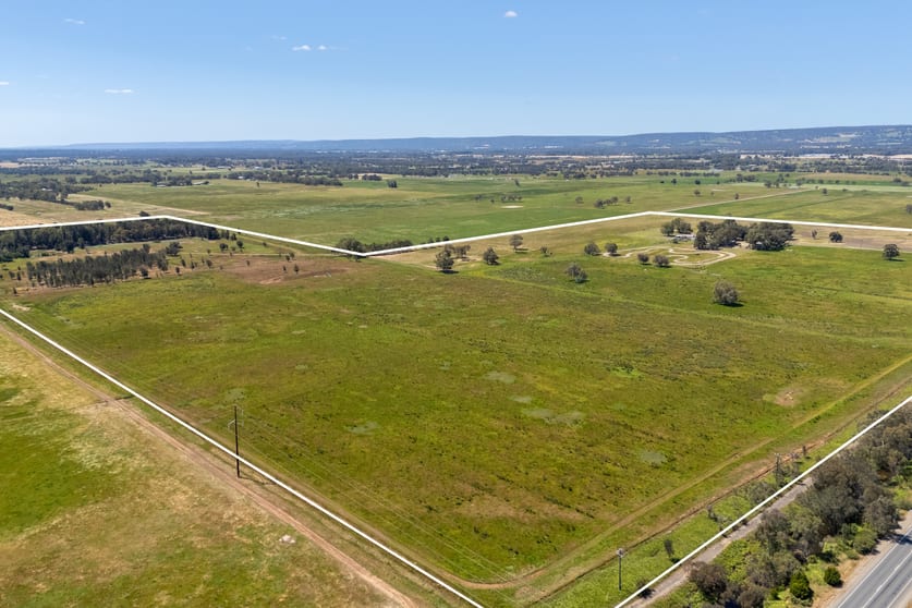 Click to view all images 1087 Mundijong Road Oldbury WA 6121 - Image 3
