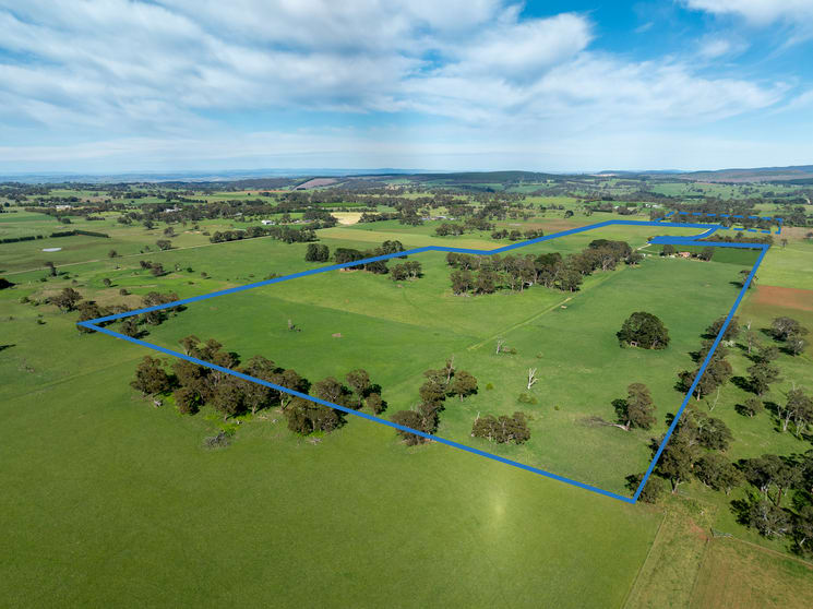 Click to view all images 74 Curralea Lane Forest Reefs NSW 2798 - Image 2