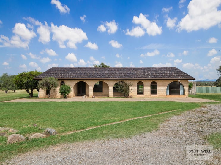 Click to view all images 38 Byamee Lane Tamworth NSW 2340 - Image 2