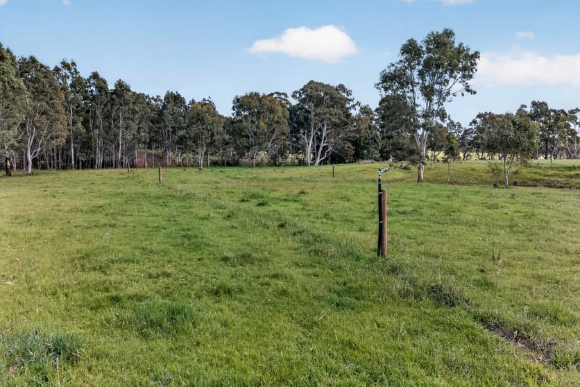 Click to view all images 2/ Warrigal Toms Creek Road Newry VIC 3859 - Image 2
