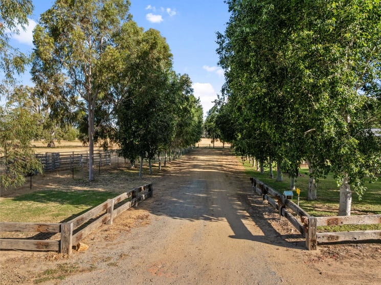 Click to view all images 7 Mclays Road Narrandera NSW 2700 - Image 2
